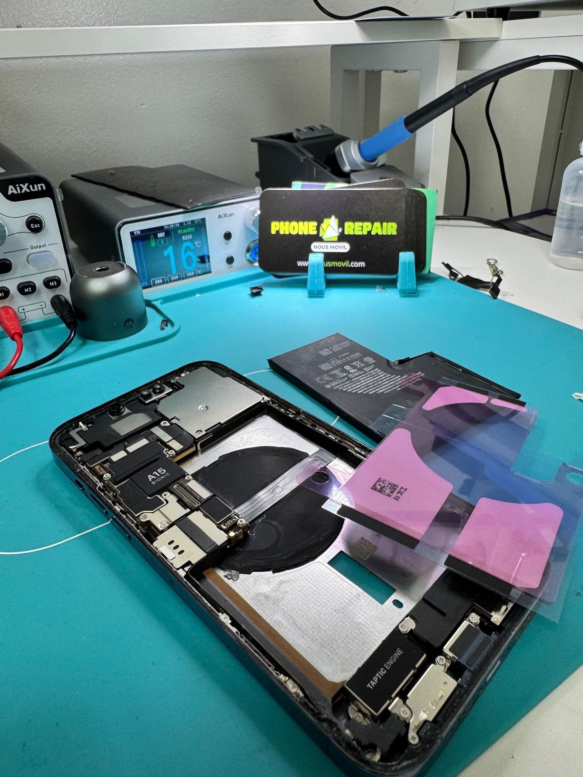 Técnico de NOUS MOVIL REPAIR reparando la placa de un iPhone